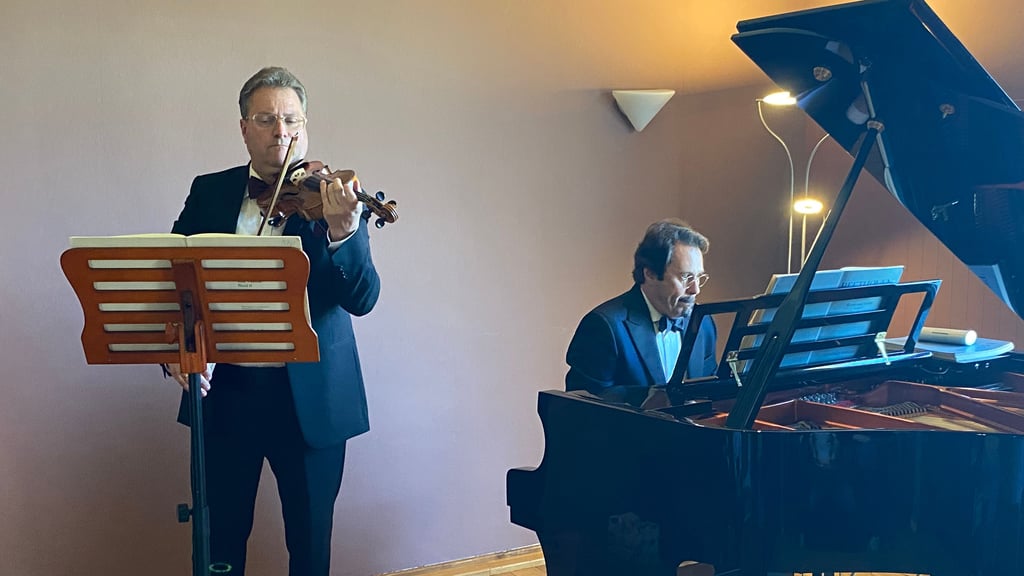 Mit dem Italiener Luca Arnoldo Colombo (r.) kehrt ein alter Bekannter nach Zerben zurück. Was noch für die Reihe der Schlosskonzerte geplant ist, verrät Kammermusiker Marco Reiß.