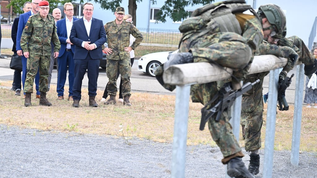 Verteidigungsminister Pistorius und Generalinspekteur Breuer fordern Unterstützung für den neuen Wehrdienst. (Archivbild)