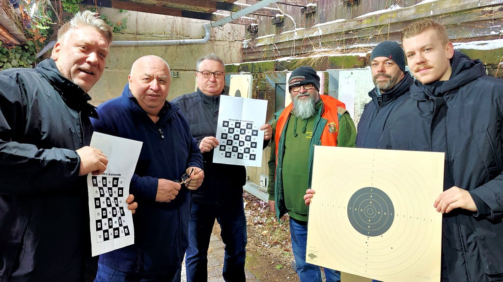 Arno Merk (2.v.l.) und seine Familie werten die ersten  Schießresultate aus. Niclas (r.) wird später Vereinssieger des Silvesterpokals werden.