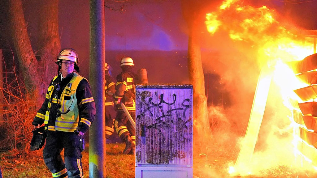 Einsatzleiter Michael Genz beim Brand von Müllcontainern an der Hans-Schomburgk-Straße in Stendal-Stadtsee in der Silvesternacht.