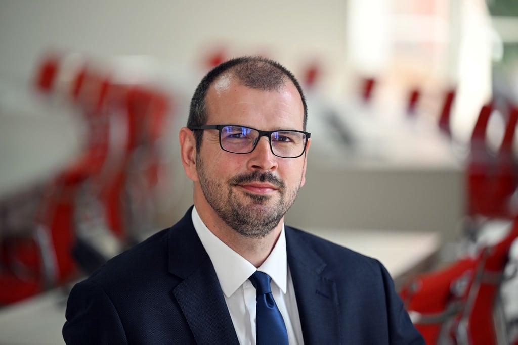 Brandenburgs Bildungsminister Steffen Freiberg (SPD) äußert sich zu möglichen Konsequenzen der sinkenden Geburtenzahl. (Archivbild)