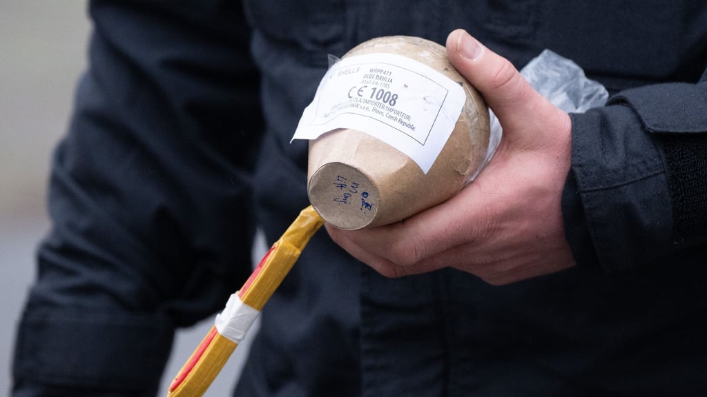 Im Fall eines schwerstverletzten Kindes in Berlin wird vermutet, dass eine illegale Kugelbombe im Spiel gewesen sein könnte. (Archivbild)