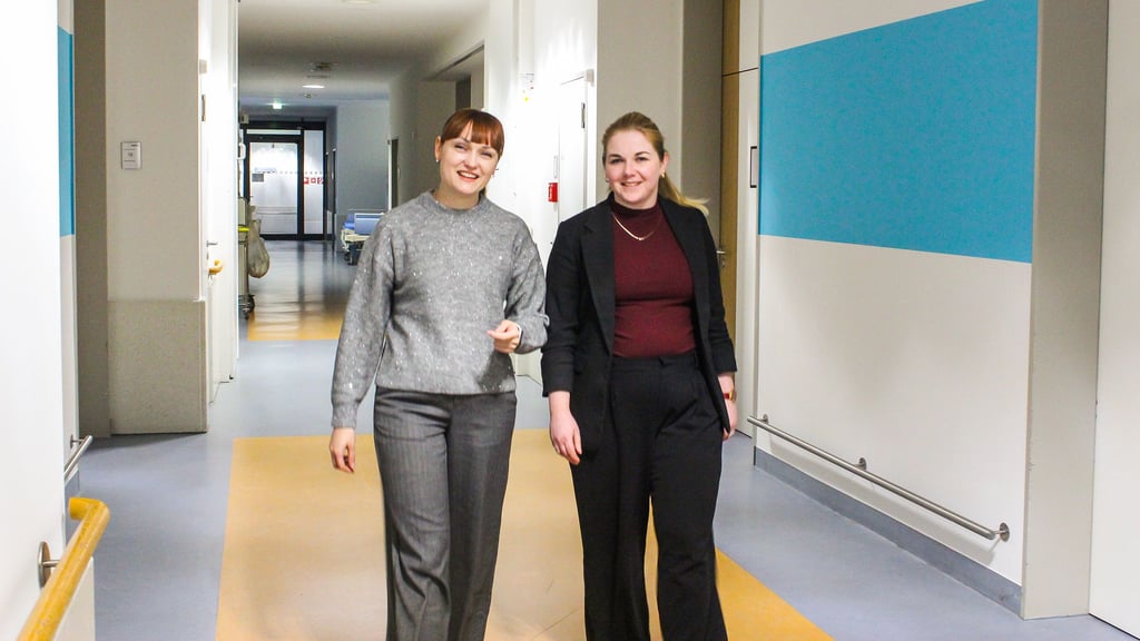 Pflegefachkraft Maryna Kostohryz (links) kommt aus der Ukraine, möchte in Deutschland bleiben und sich weiterbilden. Gemeinsam mit Alexandra Jung, Krankenhausdirektorin in Haldensleben und Oschersleben, geht sie den Gang auf einer Station entlang.