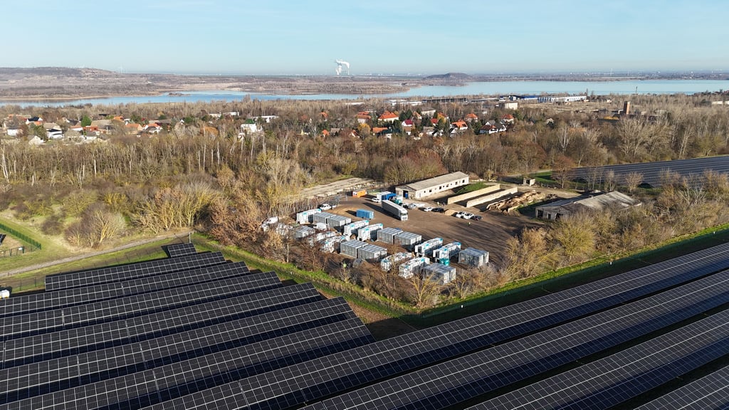 Luftaufnahme des künftigen Batteriespeicherparks am Solarpark „Sonnenquelle Geiseltal“ bei Krumpa.