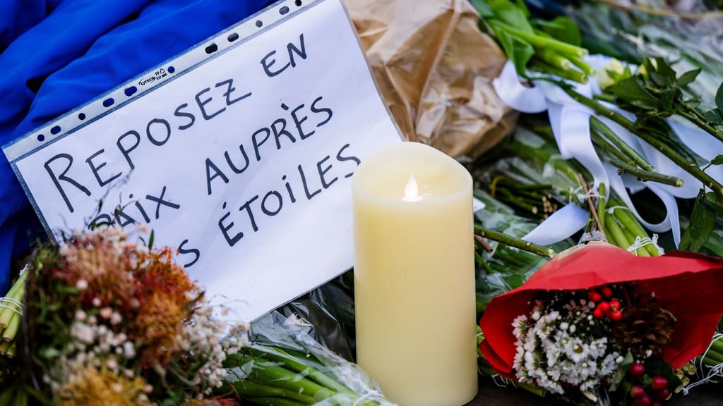 „Ruhet in Frieden bei den Sternen“, steht auf einer Botschaft am Brandort.