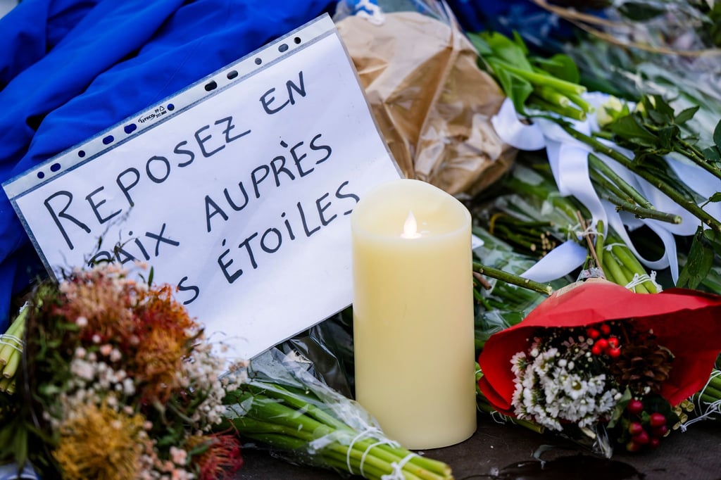 „Ruhet in Frieden bei den Sternen“, steht auf einer Botschaft am Brandort.