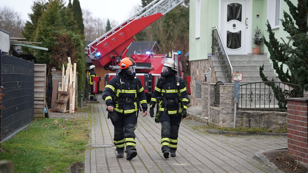 Alexander Krumbach (links) und Julia Romanow waren unter Atemschutz beim Brand in der Straße Ziegelhof am 2. Januar 2026 im Einsatz.