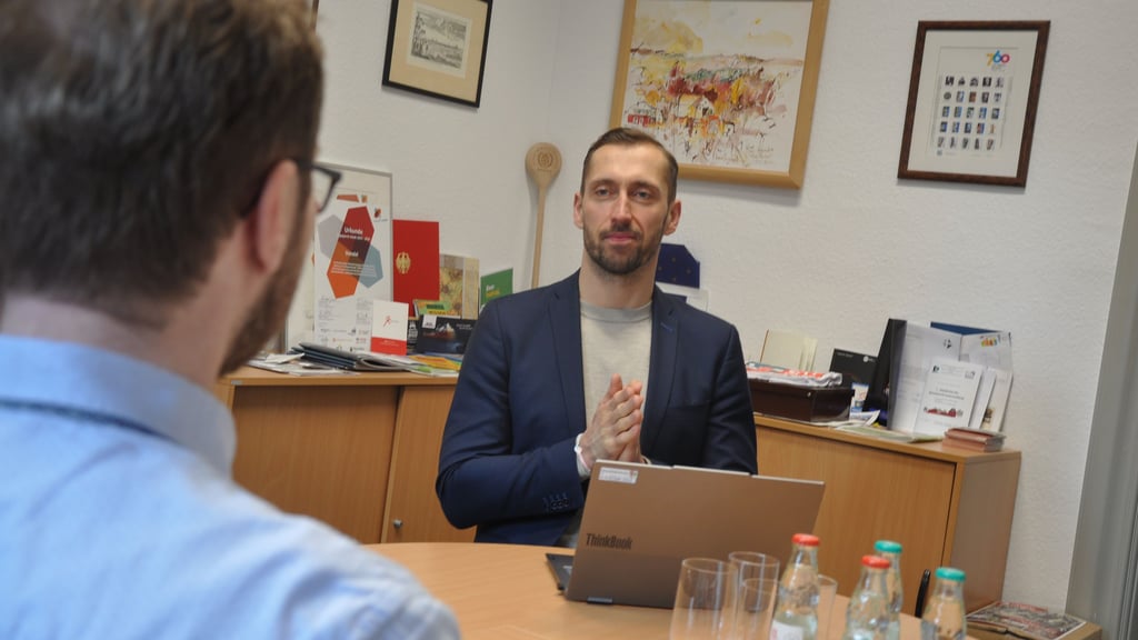 Oberbürgermeister Bastian Sieler (parteilos) lässt 2025 im Jahresendgespräch mit Volksstimme-Redakteur Mike Kahnert Revue passieren. 