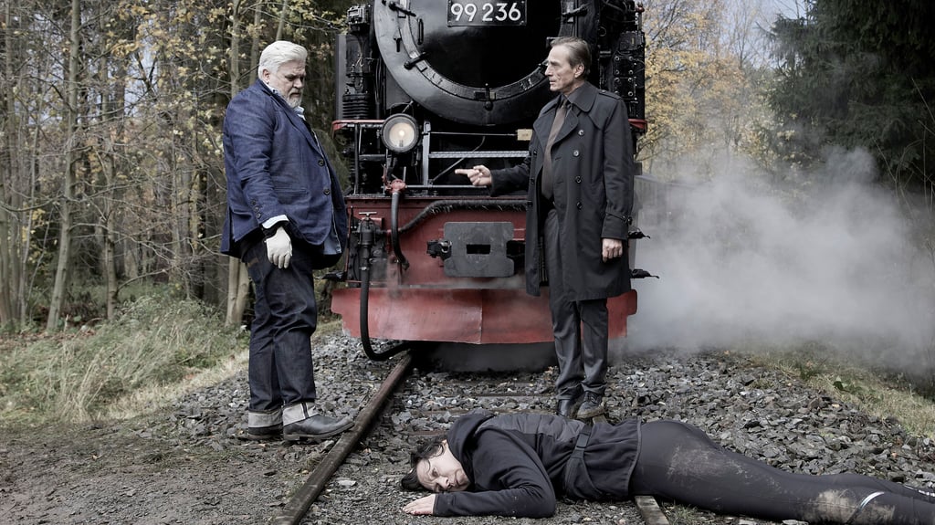 Polizist Frank Koops, alias Schauspieler Aljoscha Stadelmann, und der LKA-Ermittler, gespielt von André Hennicke, an einem Tatort auf den Gleisen der HSB.