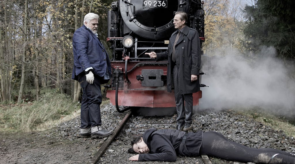 Polizist Frank Koops, alias Schauspieler Aljoscha Stadelmann, und der LKA-Ermittler, gespielt von André Hennicke, an einem Tatort auf den Gleisen der HSB.