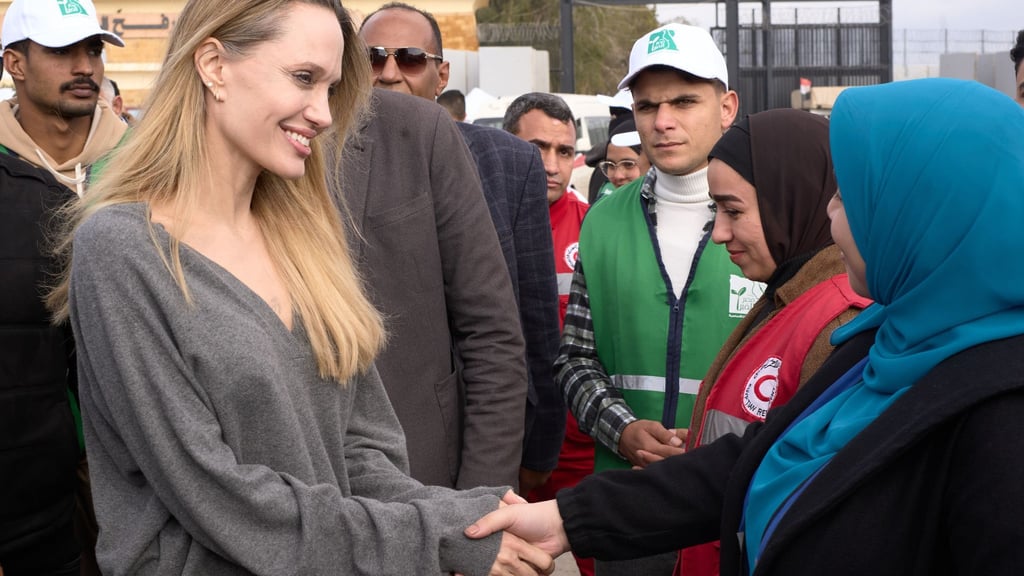 Angelina Jolie informierte sich am ägyptischen Grenzübergang Rafah über Hilfsmaßnahmen für den Gazastreifen.