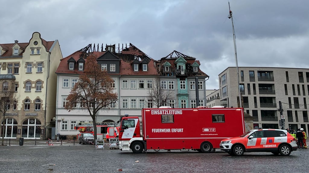 Die Flammen breiteten sich in der Silvesternacht über die Dachstühle der einzelnen Gebäude in dem historischen Komplex aus.