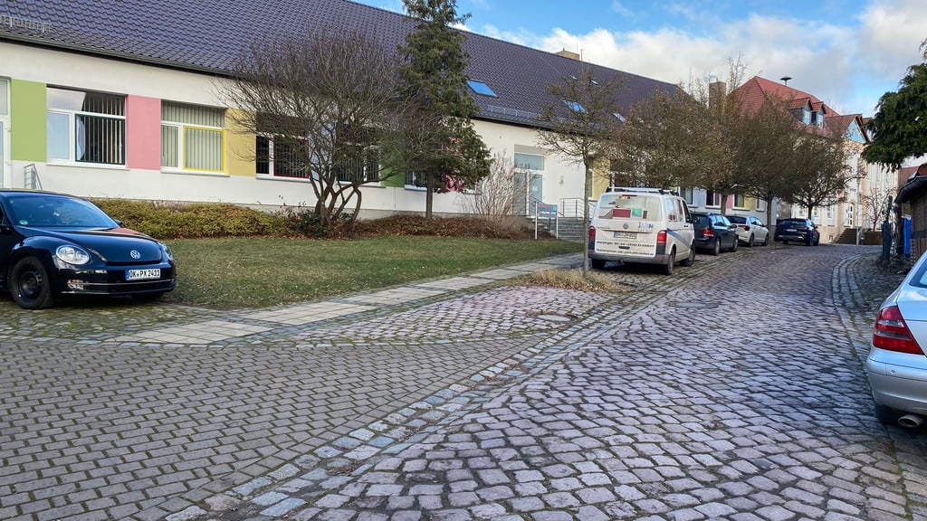 Die enge Einbahnstraße ist sehr unüberschaubar und das Überqueren für Kinder gerade zu den Stoßzeiten gefährlich. Dies soll sich zukünftig ändern.