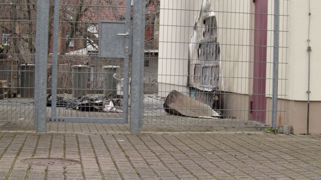 Ein Müllcontainer an der Giebelseite des Feuerwehrgerätehauses ist in Flammen aufgegangen.