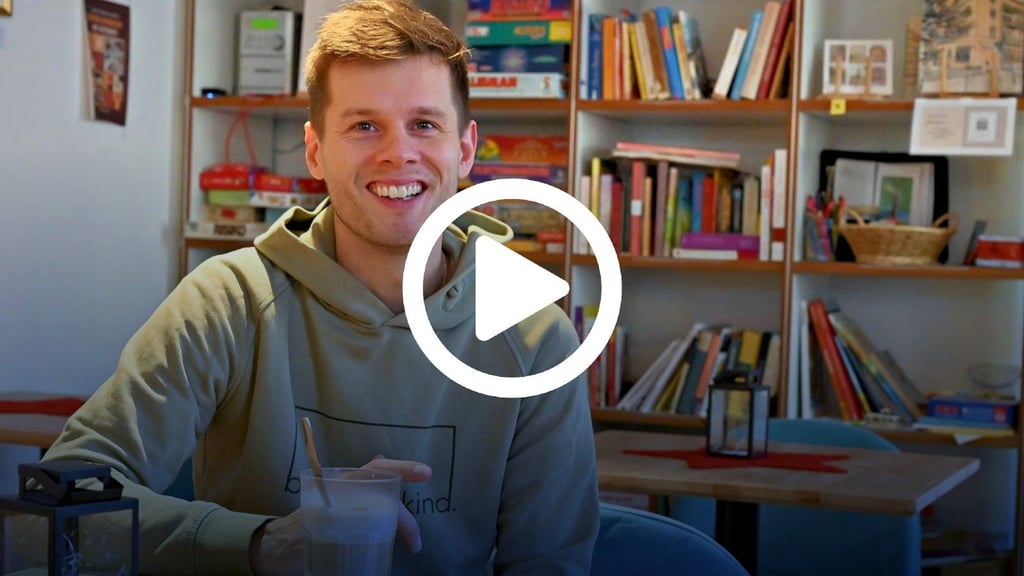 In Stadtfeld-Ost zu Hause, kehrt Volt-Stadtrat Lucas Kemmesies gern in „Ernas Lebensmittelpunkt“ ein.