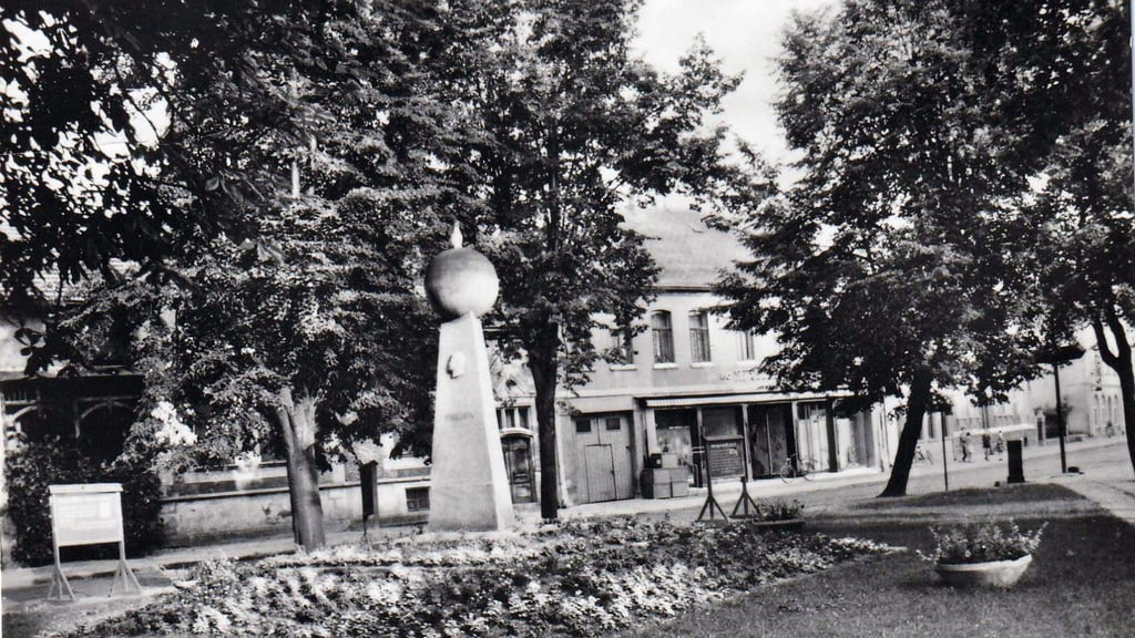 Hieran erinnern sich noch viele ältere Kalbenser: So sah der Denkmalplatz in den 1960er Jahren aus.