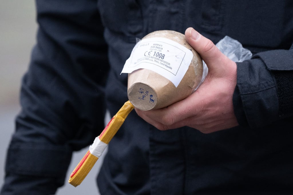 Im Fall eines schwerstverletzten Kindes in Berlin wird vermutet, dass eine illegale Kugelbombe im Spiel gewesen sein könnte. (Archivbild)