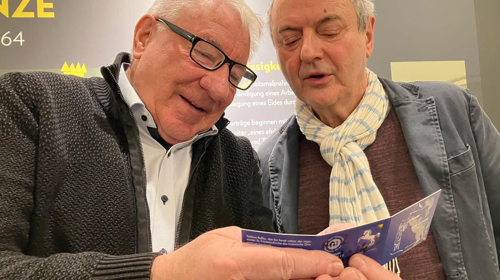 Jörg Machoy, Ortsbürgermeister von Roßla (li.), freut sich über das gelungene Motiv der Jahresmedaille 2026. Der Bildhauer und Medailleur Carsten Theumer hat die Jahresmedaille gestaltet. 