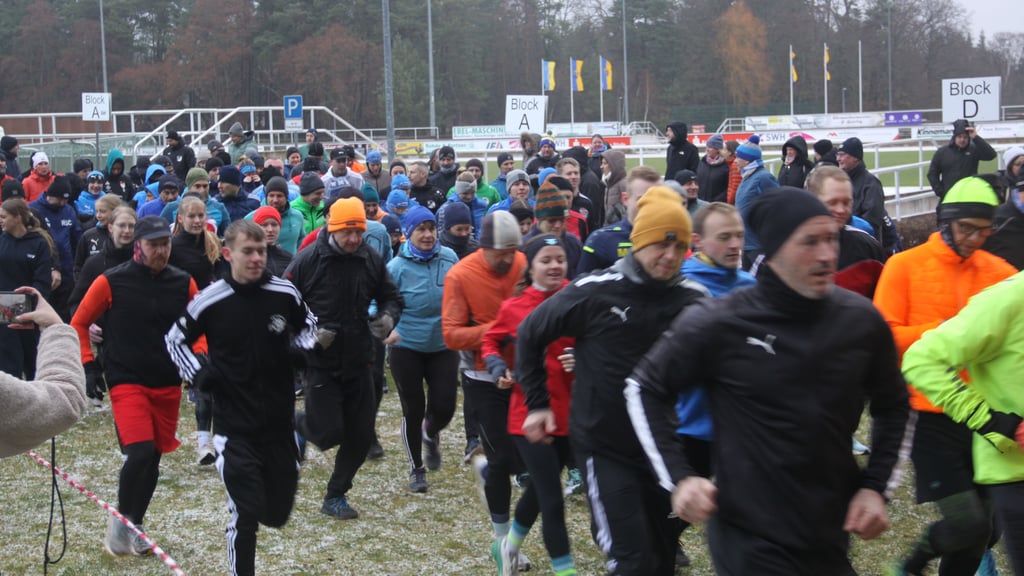 Kälte und Nässe konnte die Teilnehmer nicht davon abhalten, beim Silvesterkarpfenlauf in Haldensleben anzutreten.