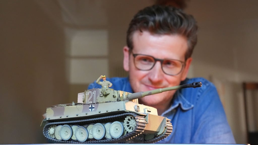Regisseur Dennis Gansel zeigt in seinem Film „Der Tiger“ Kriegsgeschehen in einem Panzer. (Archivbild)