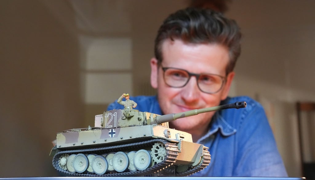Regisseur Dennis Gansel zeigt in seinem Film „Der Tiger“ Kriegsgeschehen in einem Panzer. (Archivbild)