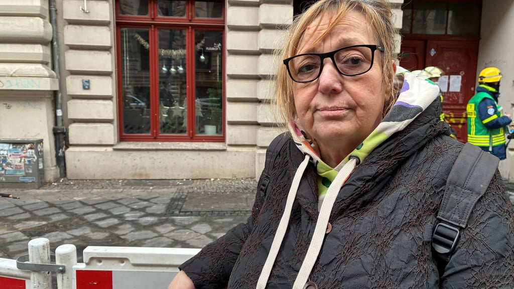 Floristmeisterin Cornelia Pommerenke steht vor ihrem Geschäft im Erdgeschoss des Wohn- und Geschäftshauses in der Sternstraße in Magdeburg, in dem das verheerende Feuer ausgebrochen war.