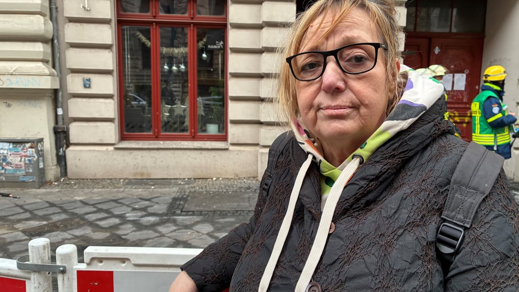 Floristmeisterin Cornelia Pommerenke steht vor ihrem Geschäft im Erdgeschoss des Wohn- und Geschäftshauses in der Sternstraße in Magdeburg, in dem das verheerende Feuer ausgebrochen war.