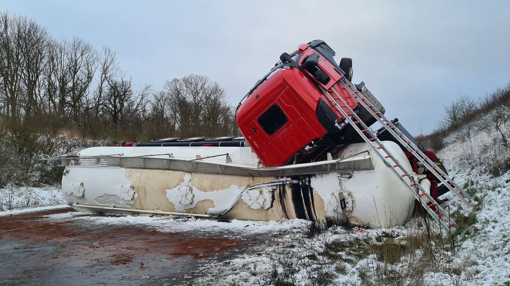 Der Lkw kippte auf die Seite und blieb quer zur Fahrbahn liegen.