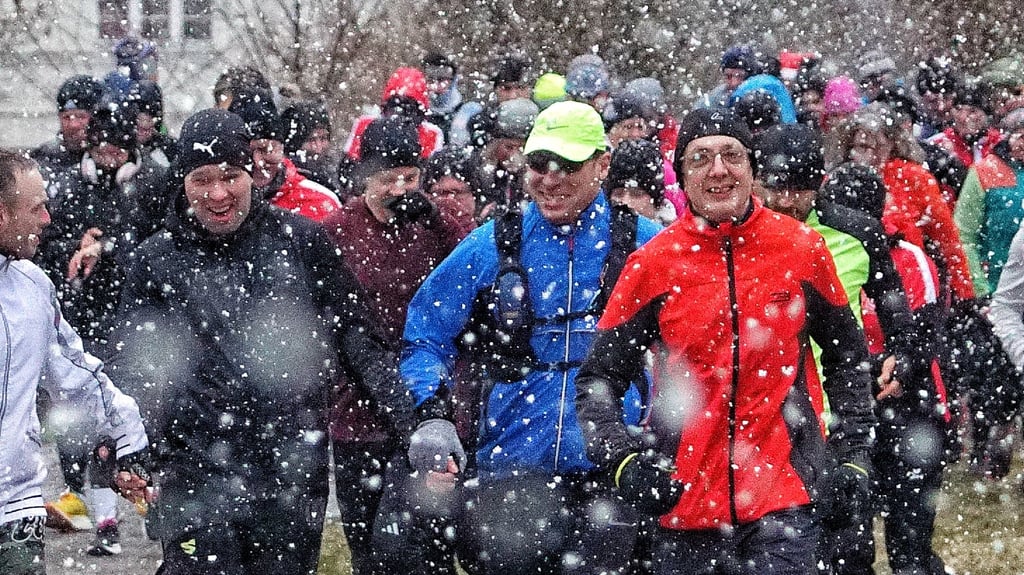 Beim Start am Seniorenwohnpark in Aschersleben herrscht dichtes Schneetreiben, doch das störte die Teilnehmer nicht. Sie hatten sichtlich Spaß.