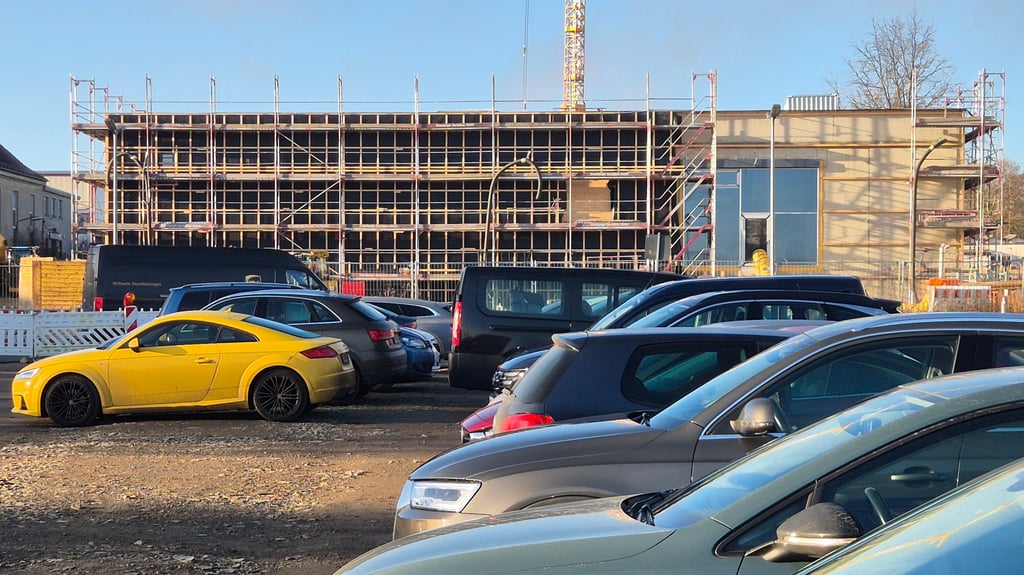 Das neue Hallenbad soll nach den Sommerferien eröffnet werden. Und 2026 wird in der Friederikenstraße auch ein richtiger Parkplatz gebaut. 