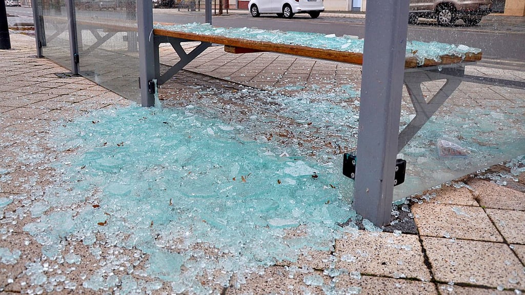 Eine Bushaltestelle am Schadewachten  in Stendal ist vermutlich in der Silvesternacht beschädigt worden. 