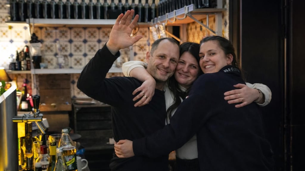 Abschied mit Umarmung: Barchef Aron Buchholz mit seiner ehemaligen Mitarbeiterin Louise Müller (Mitte) und Lina Krüger, die zuletzt die Bar leitete,  beim letzten Abend in der Buckauer Kiezkneipe.
