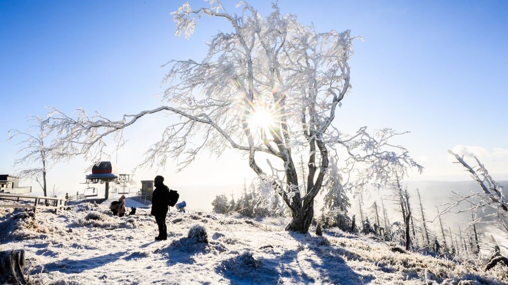 In Braunlage im Harz ist es schön weiß auf dem Wurmberg: Die ersten Ski- und Rodellifte im Harz sind bereits in Betrieb. Bereits seit Tagen laufen am Wurmberg, Niedersachsens höchstem Berg, immer mal wieder die Schneekanonen.&nbsp;