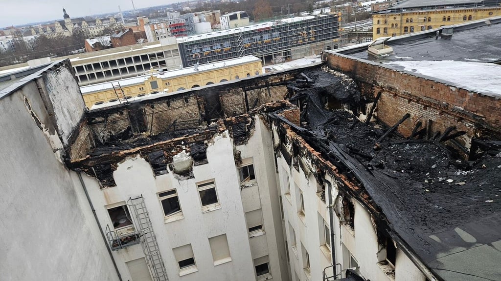 Das Obergeschoss der Mehrfamilienhauses in der Sternstraße in Magdeburg ist bei dem verheerenden Feuer komplett ausgebrannt.
