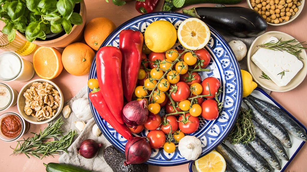 Viel Gemüse, Nüsse, Fisch: Mediterrane Kost kommt der Leber zugute.