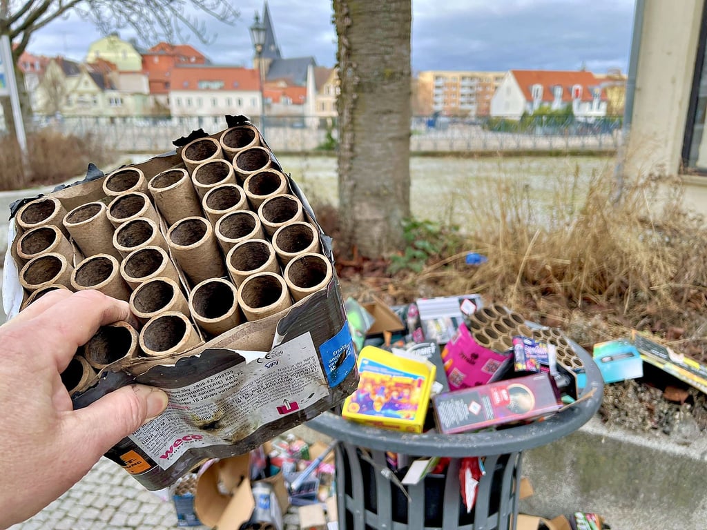 Reichlich Müll ist im Bernburger Stadtgebiet nach der Silvesternacht zusammengekommen. 