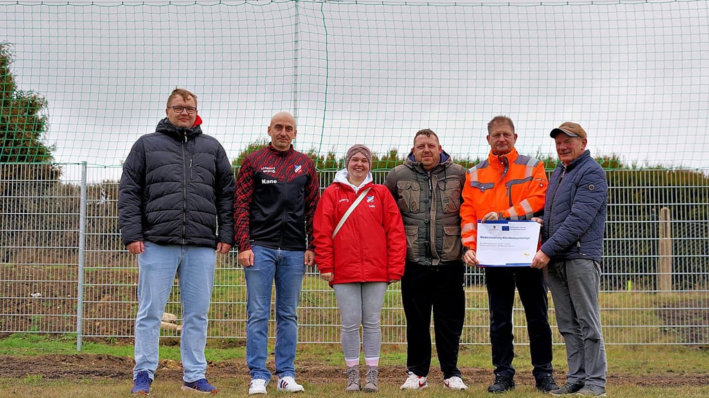 Die Gemeinde Bördeland übernimmt den Eigenanteil der Modernisierungsmaßnahmen. Die neue Ballfanganlage ist im Hitergrund zu sehen. 