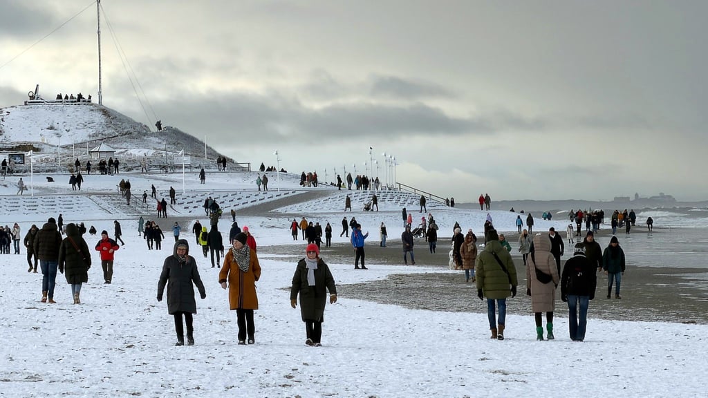 Von der Küste bis zum Harz geht es in Niedersachsen an diesem Wochenende winterlich-weiß zu - etwa auf Norderney.