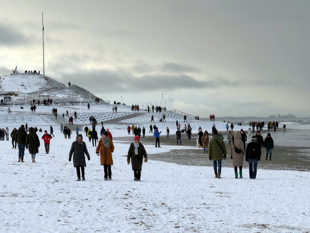 Von der Küste bis zum Harz geht es in Niedersachsen an diesem Wochenende winterlich-weiß zu - etwa auf Norderney.
