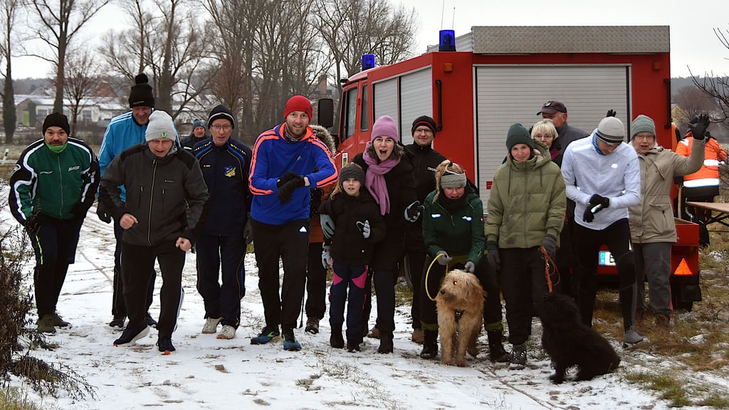 Gemeinsam in Bewegung: Beim Silvesterlauf des Feuerwehrvereins Klüden starten Jung und Alt am Ortsrand in Richtung Wald. Sportlich, wetterfest und mit viel Gemeinschaftssinn geht es ins neue Jahr.
