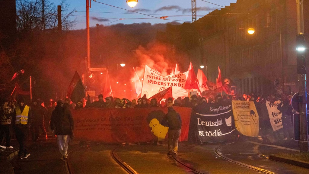Demo 2025 anlässlich des 20. Jahrestages des Todes von Oury Jalloh vor dem Polizeirevier Dessau.