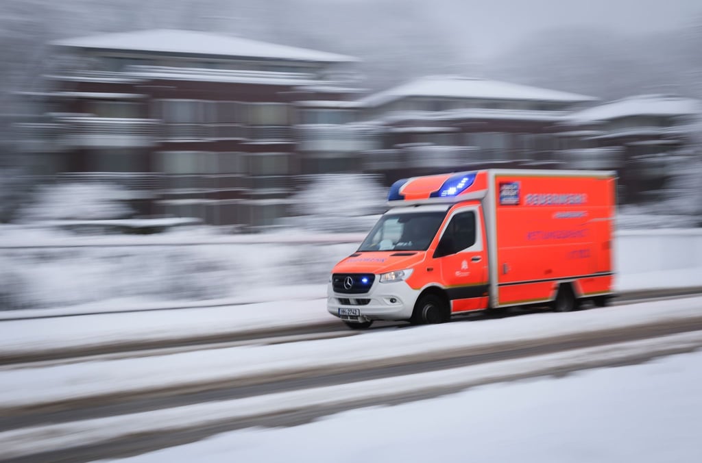 Schnee, Glätte und Kälte - der Wintereinbruch hat vielerorts in Deutschland den Verkehr behindert und Reisepläne durchkreuzt