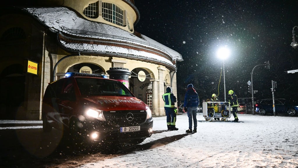 Wegen des Stromausfalls werden Notunterkünfte eingerichtet und Polizei und Feuerwehr beleuchten Plätze.