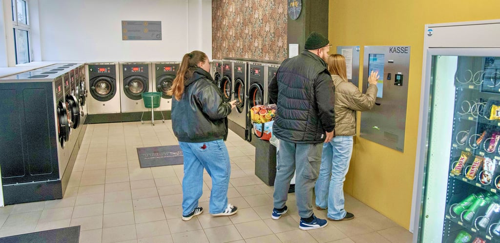Im Waschsalon „rein.Waschen“ wird die Maschine am Kassenautomaten bezahlt: Bar, mit Karte oder übers Handy.