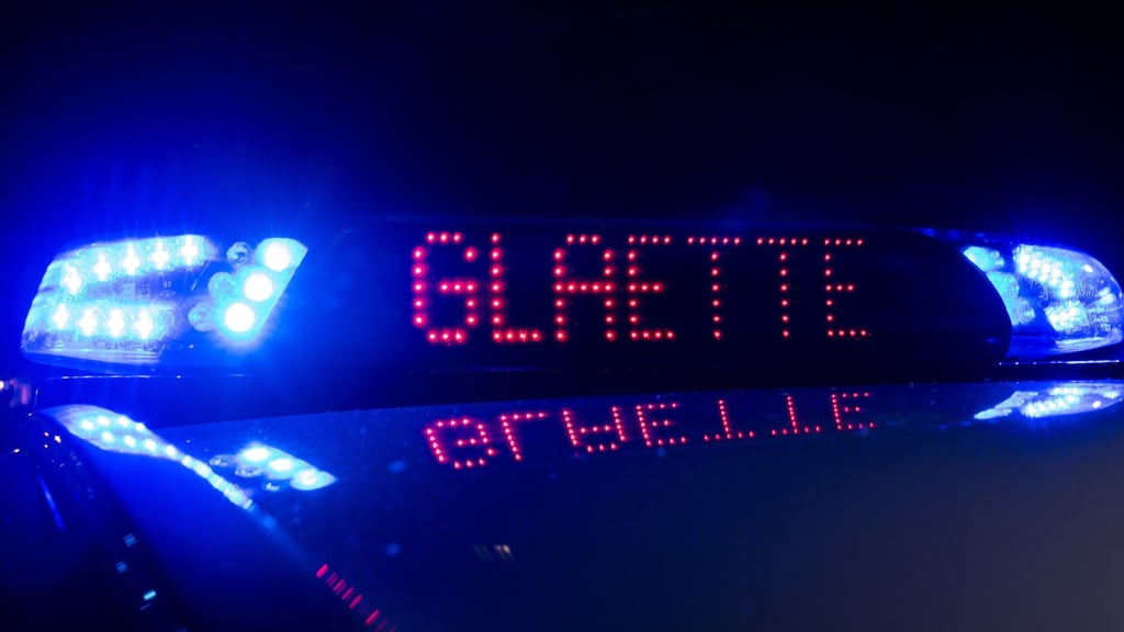 Ein riskantes Fahrmanöver auf winterglatter Straße führte in Stendal zu einem Unfall.