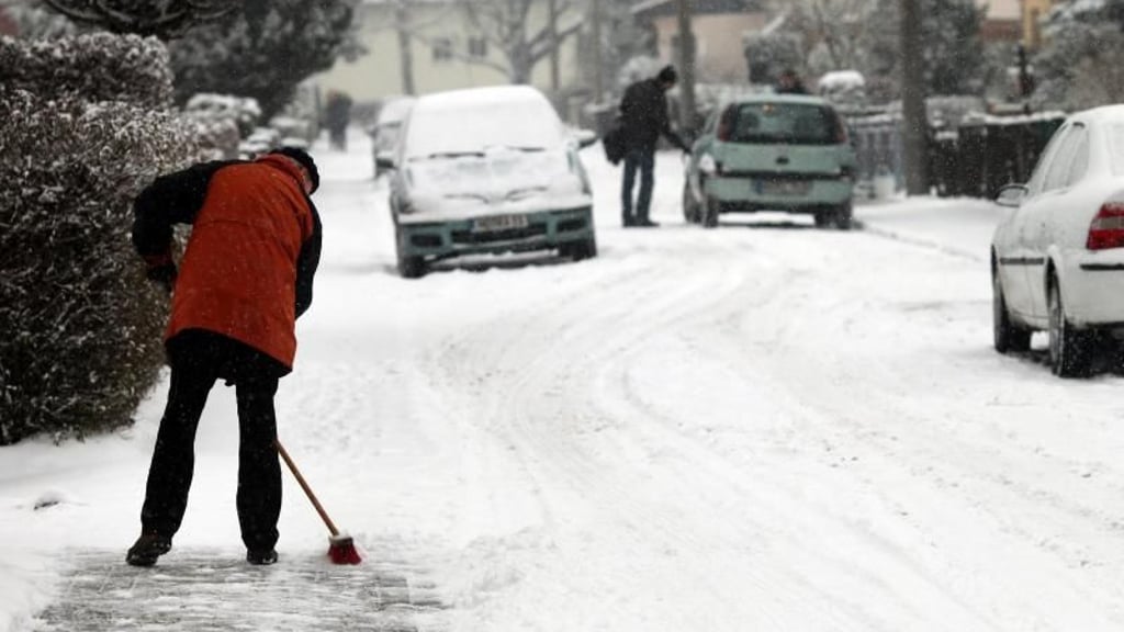 In Mansfeld-Südharz soll es winterlich bleiben. Das heißt: glatte Straßen und Schneeschipp-Pflicht.
