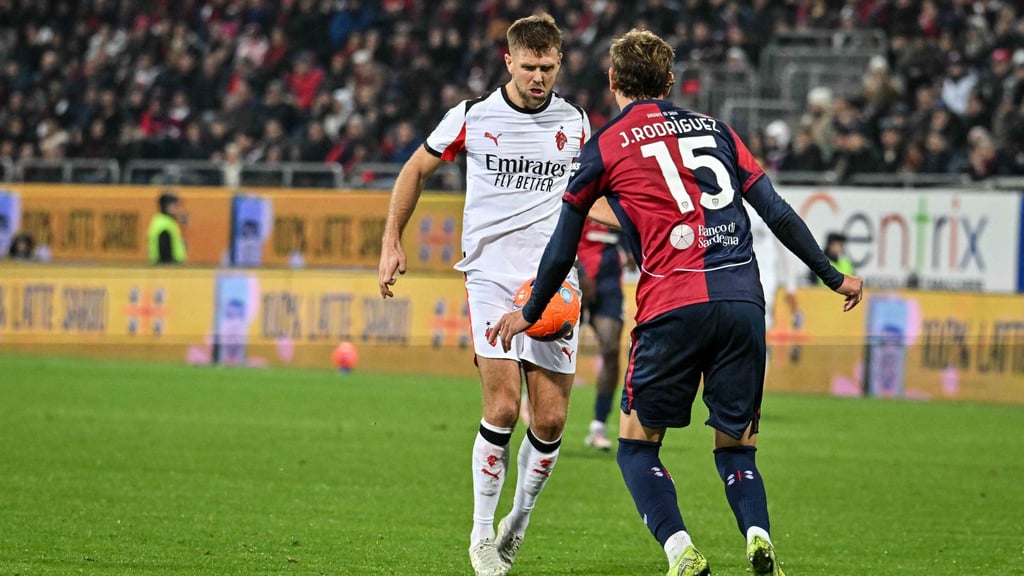 Niclas Füllkrug (l) kam zu einem schnellen Debüt für die AC Mailand.