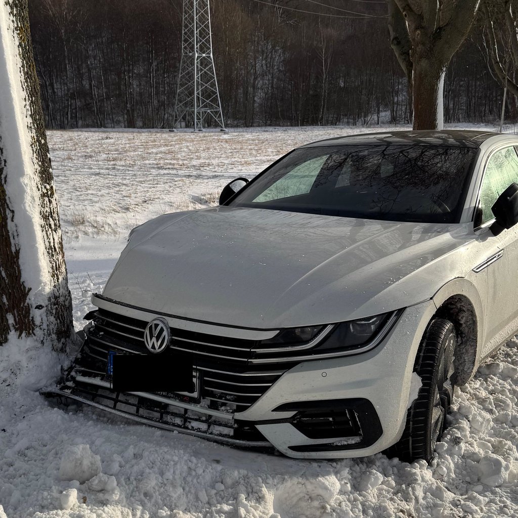 Unfall im Harz: Der wegen Glätte verunglückte Pkw steht an einem Baum neben der Straße bei Schielo.