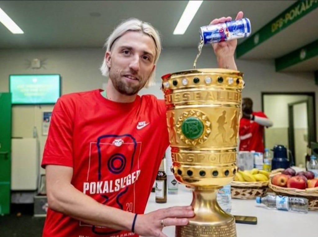 Kevin Kampl entleert die Dose.