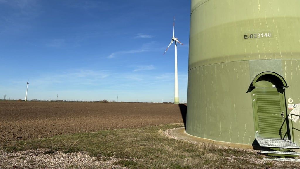 Die drei Windräder in Oechlitz sollen in absehbarer Zeit erneuert werden.